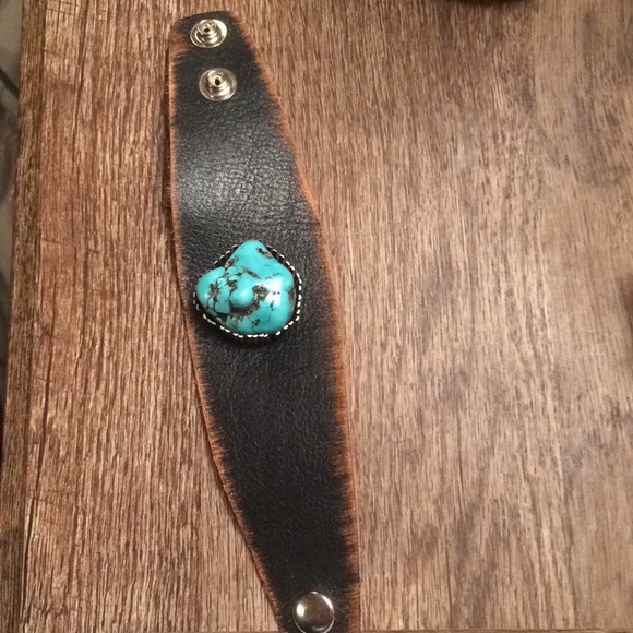 Leather cuff bracelet with turquoise stone - Picture 1 of 3